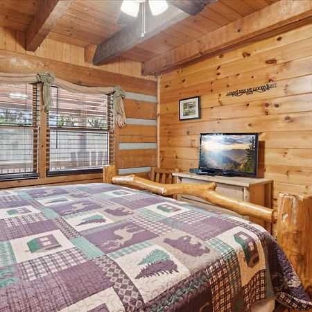 A Charming Cabin, Pool, Firepit, Hot Tub-Jacuzzi Gatlinburg Exterior photo