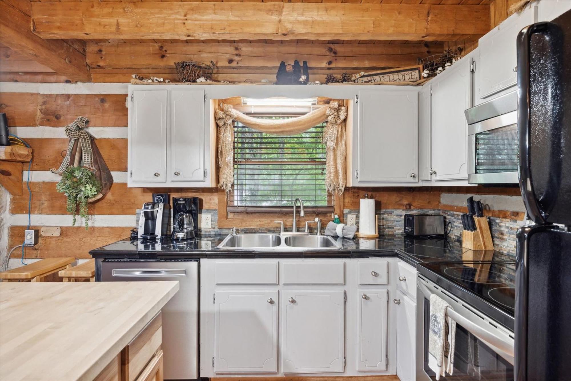 A Charming Cabin, Pool, Firepit, Hot Tub-Jacuzzi Gatlinburg Exterior photo